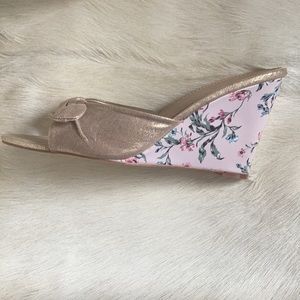 NEW slip-on wedges Gold with floral design ! Size 10